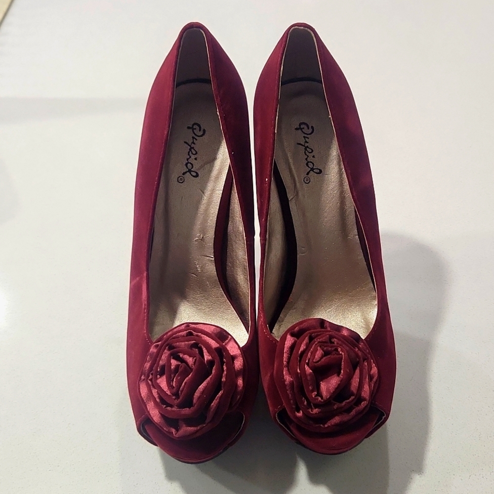 Burgundy suede high heels with flower
